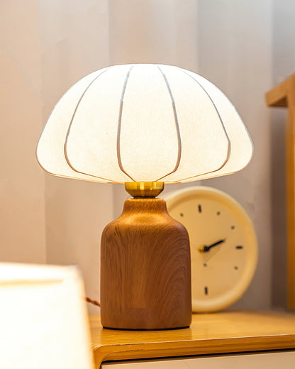 ShadeLuxe - Elegant Bordlampe