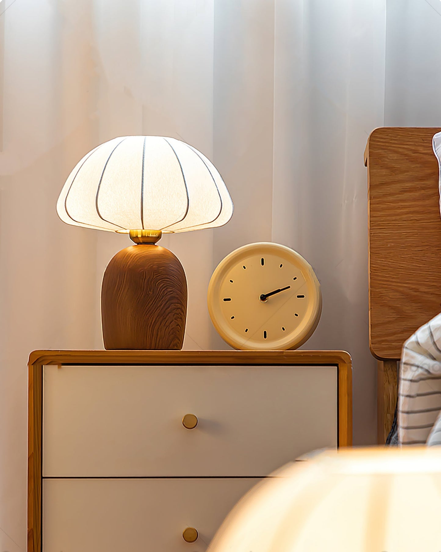 ShadeLuxe - Elegant Bordlampe