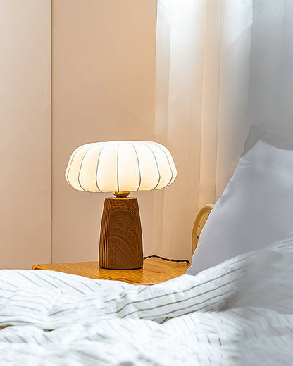 ShadeLuxe - Elegant Bordlampe