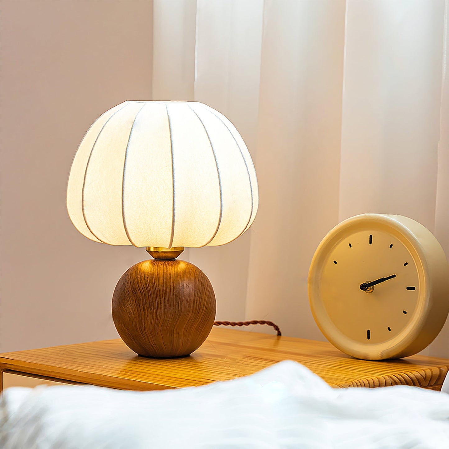 ShadeLuxe - Elegant Bordlampe