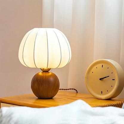 ShadeLuxe - Elegant Bordlampe