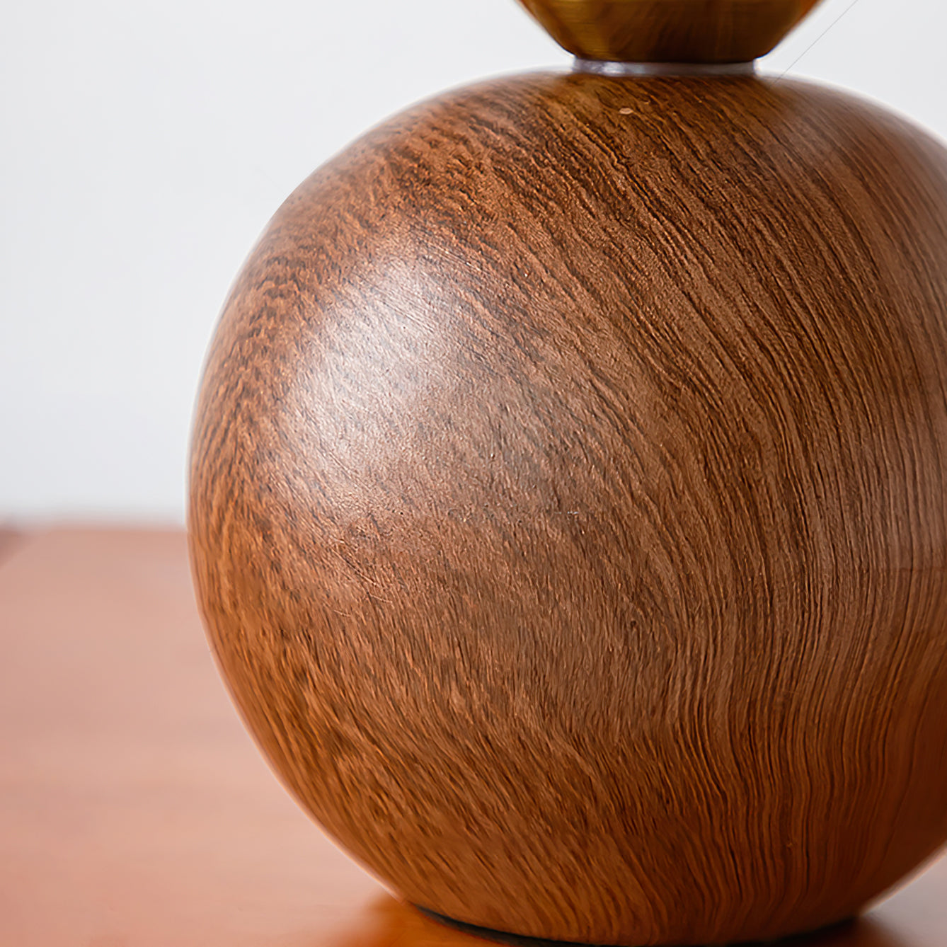 ShadeLuxe - Elegant Bordlampe