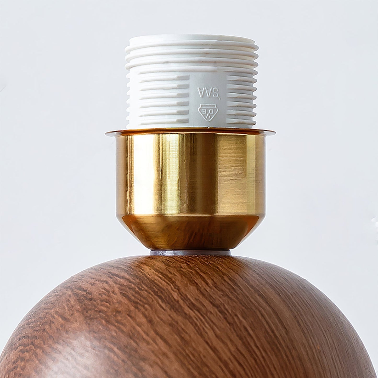 ShadeLuxe - Elegant Bordlampe