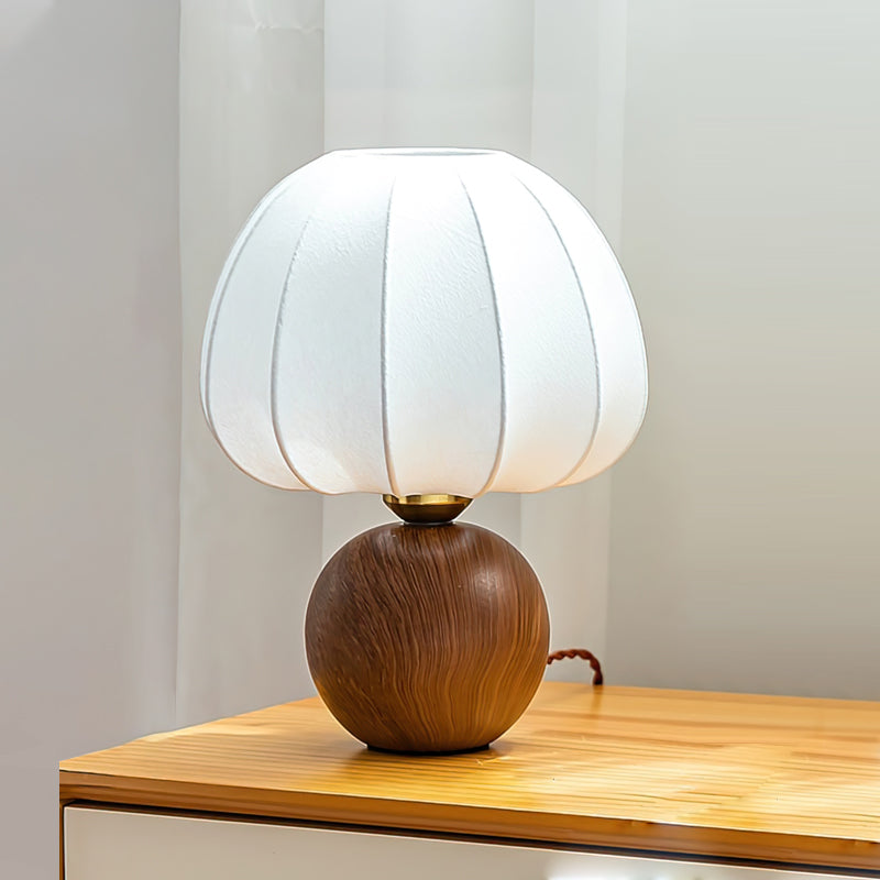 ShadeLuxe - Elegant Bordlampe