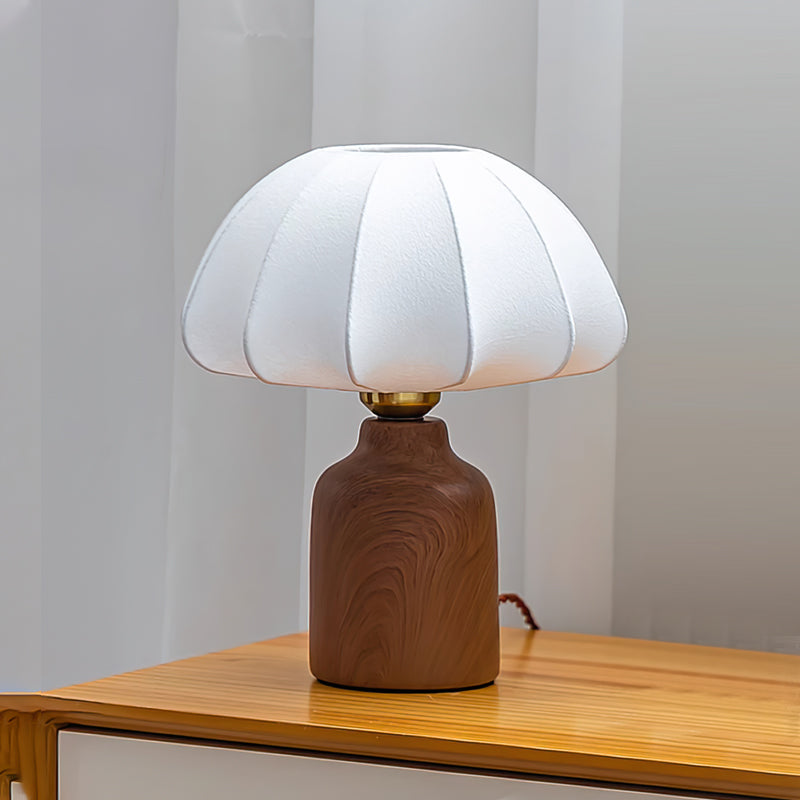 ShadeLuxe - Elegant Bordlampe