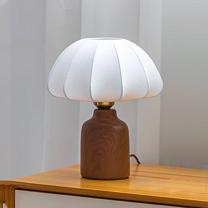 ShadeLuxe - Elegant Bordlampe