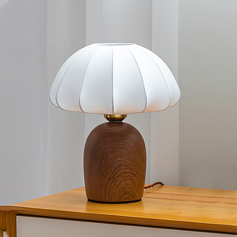 ShadeLuxe - Elegant Bordlampe