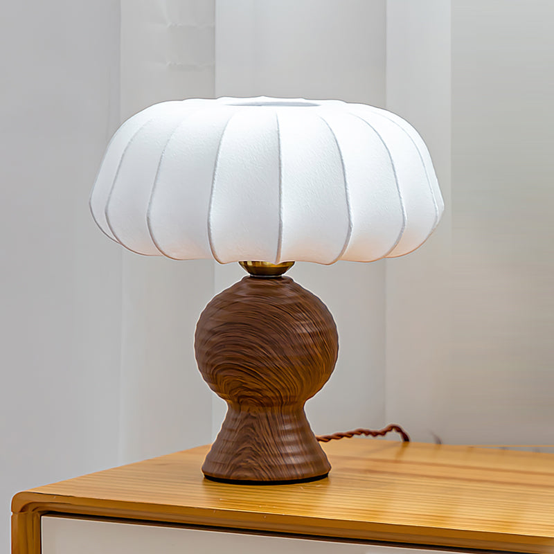 ShadeLuxe - Elegant Bordlampe