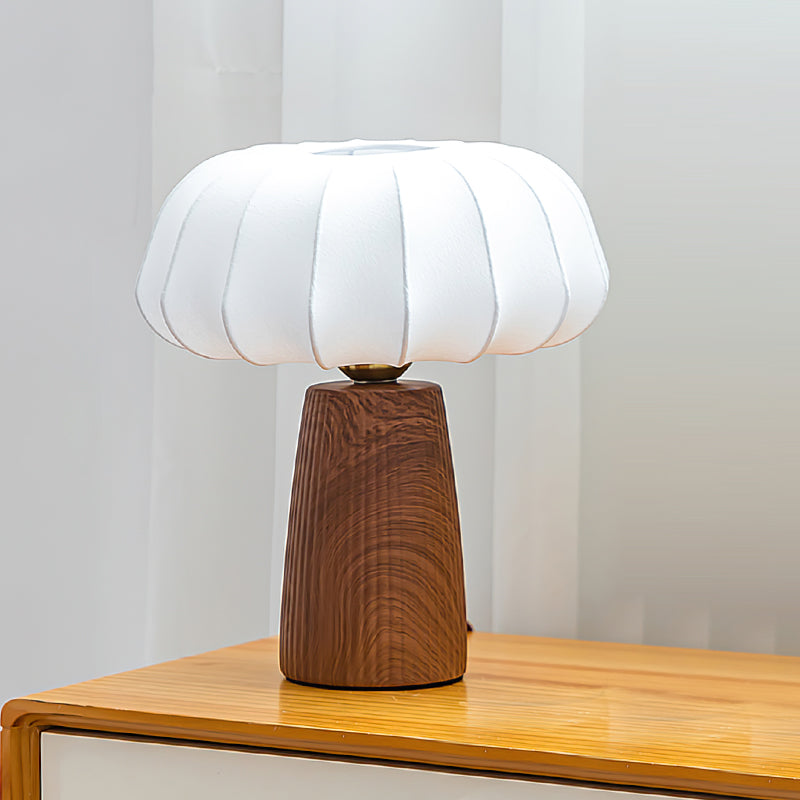 ShadeLuxe - Elegant Bordlampe