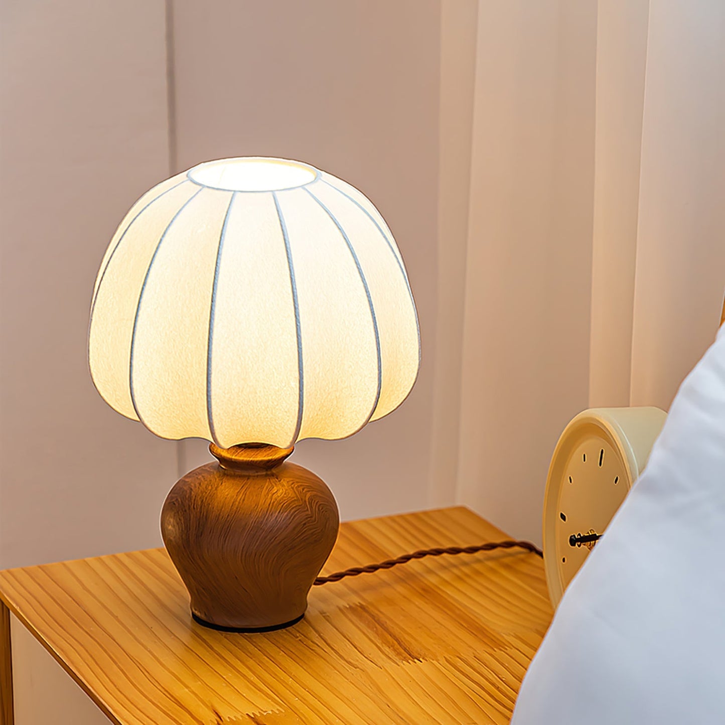 ShadeLuxe - Elegant Bordlampe