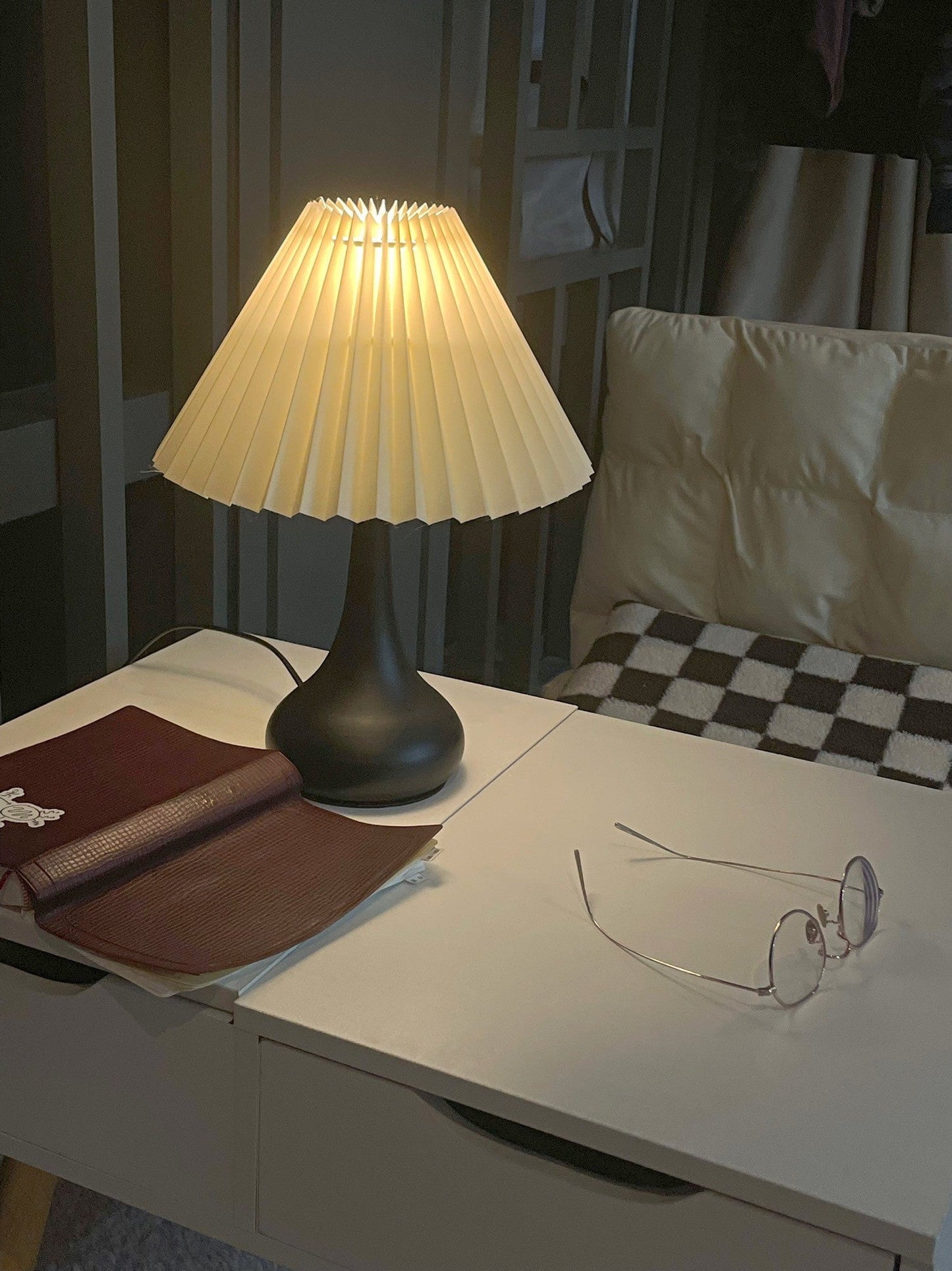 TimelessGlow - Lampada da Tavolo con Estetica a Tamburo e Radianza Morbida