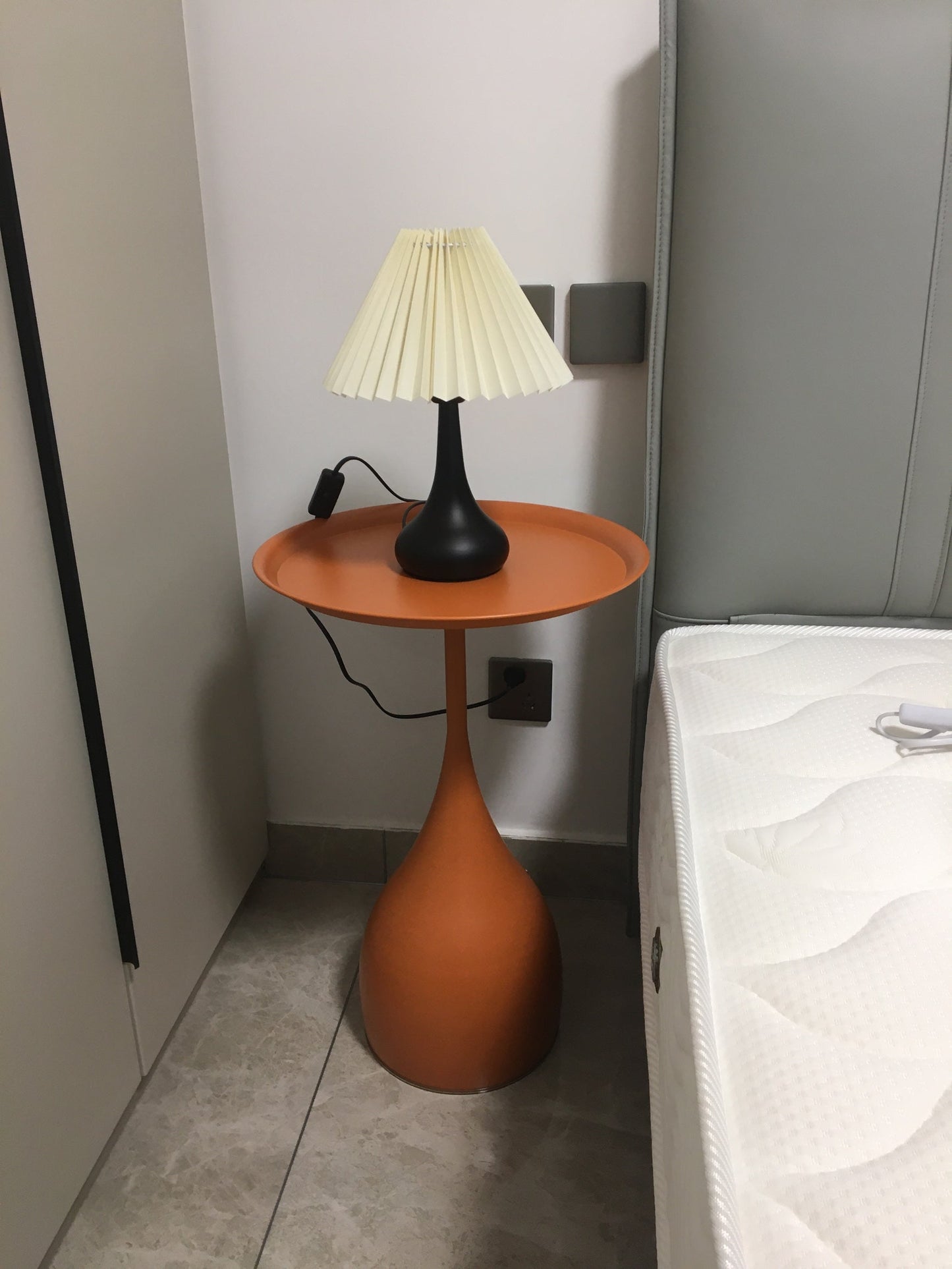 TimelessGlow - Lampada da Tavolo con Estetica a Tamburo e Radianza Morbida