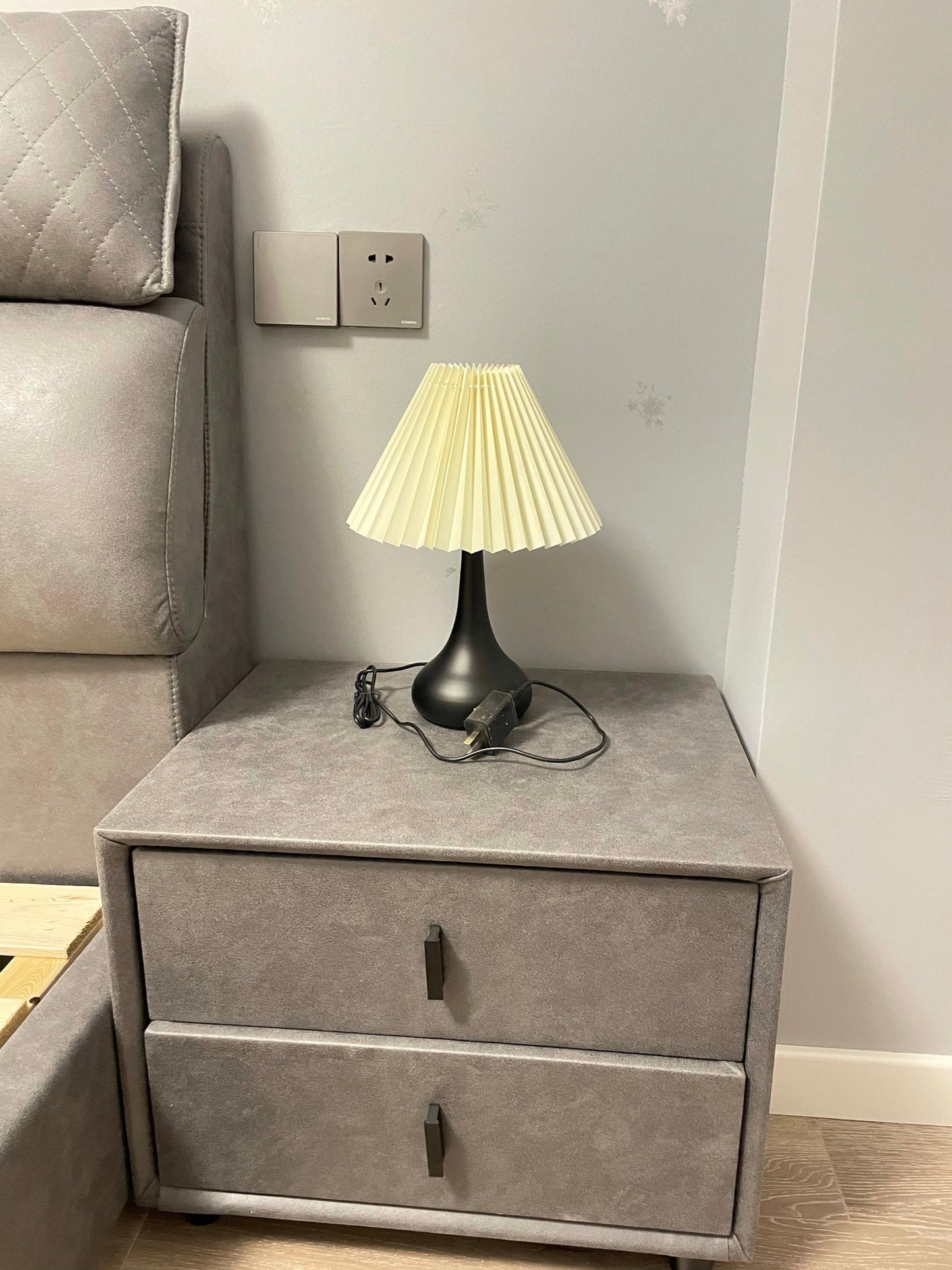 TimelessGlow - Lampada da Tavolo con Estetica a Tamburo e Radianza Morbida