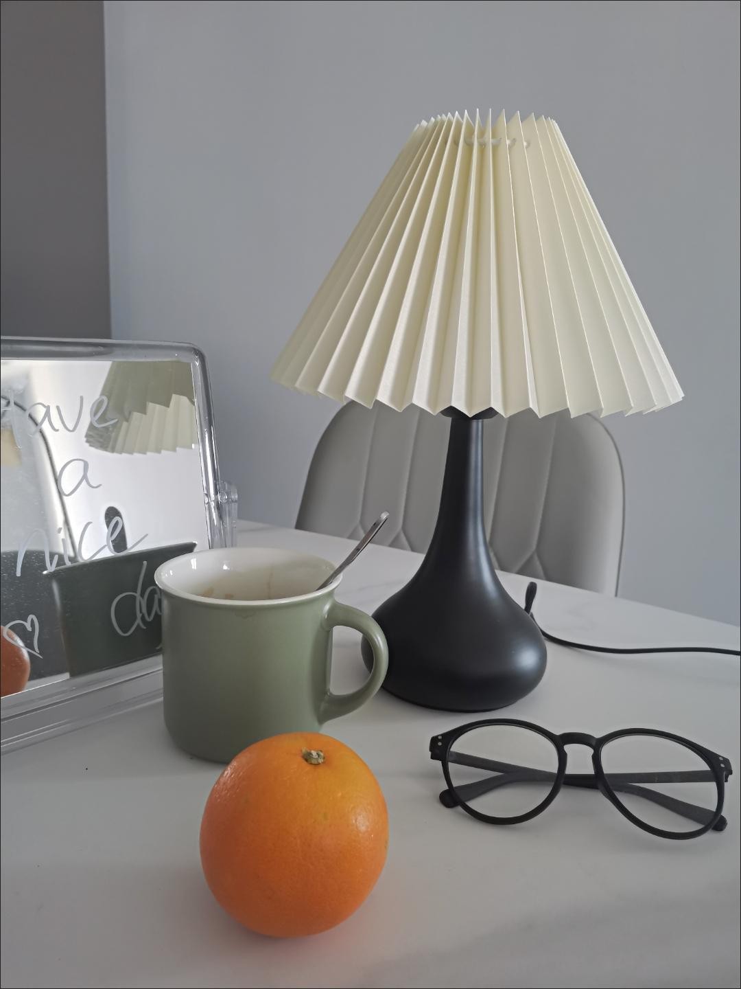 TimelessGlow - Lampada da Tavolo con Estetica a Tamburo e Radianza Morbida