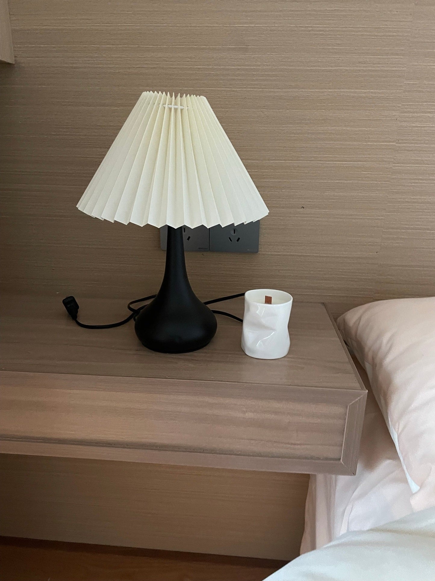 TimelessGlow - Lampada da Tavolo con Estetica a Tamburo e Radianza Morbida