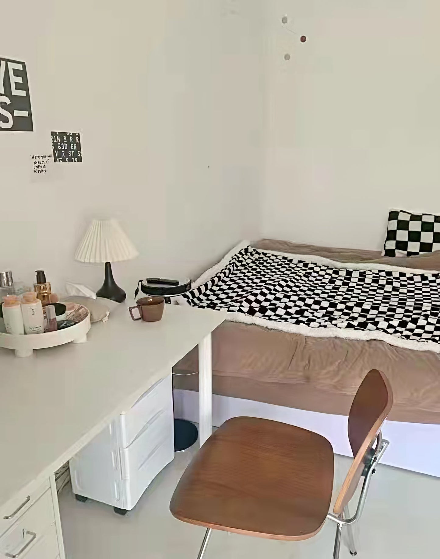 TimelessGlow - Lampada da Tavolo con Estetica a Tamburo e Radianza Morbida