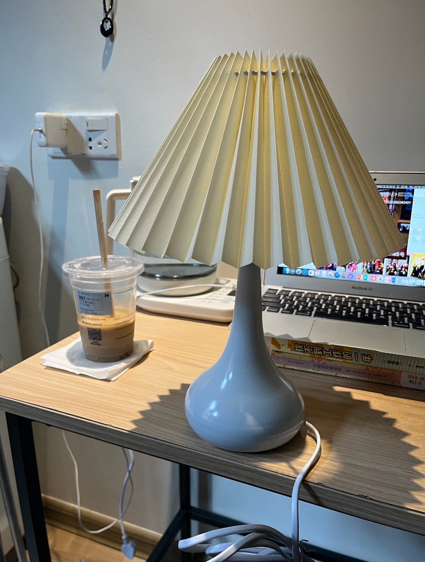 TimelessGlow - Lampada da Tavolo con Estetica a Tamburo e Radianza Morbida