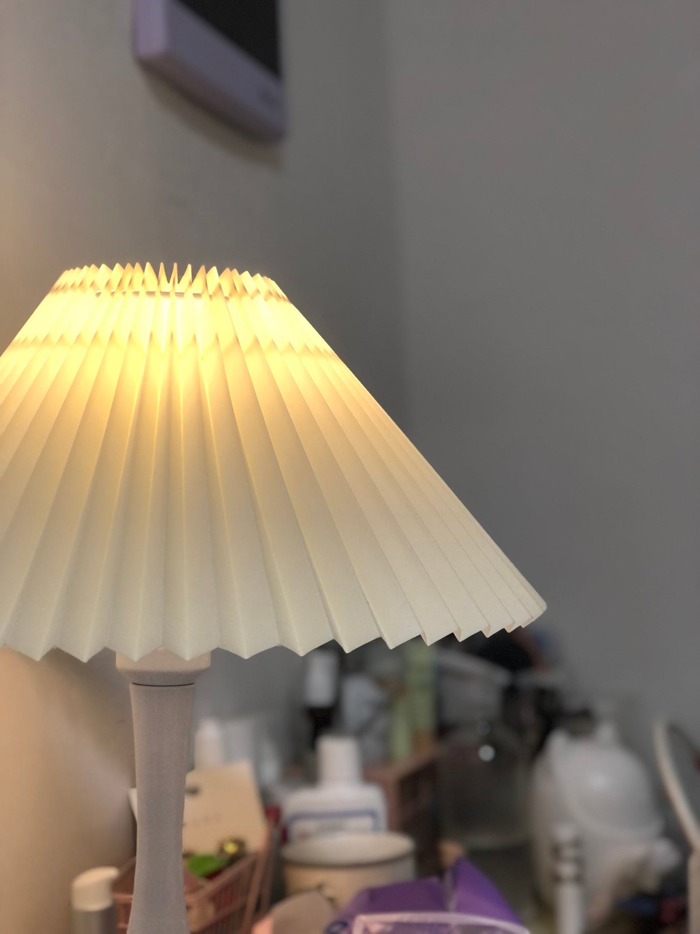 TimelessGlow - Lampada da Tavolo con Estetica a Tamburo e Radianza Morbida