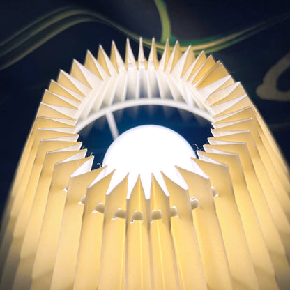 TimelessGlow - Lampada da Tavolo con Estetica a Tamburo e Radianza Morbida