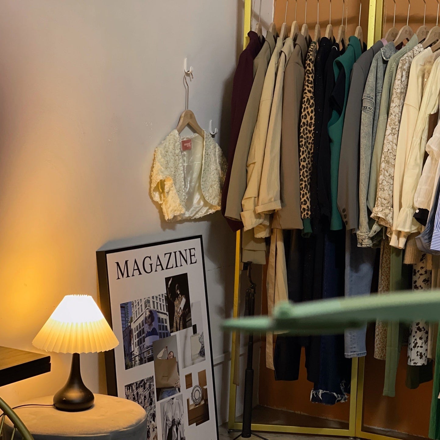 TimelessGlow - Lampada da Tavolo con Estetica a Tamburo e Radianza Morbida