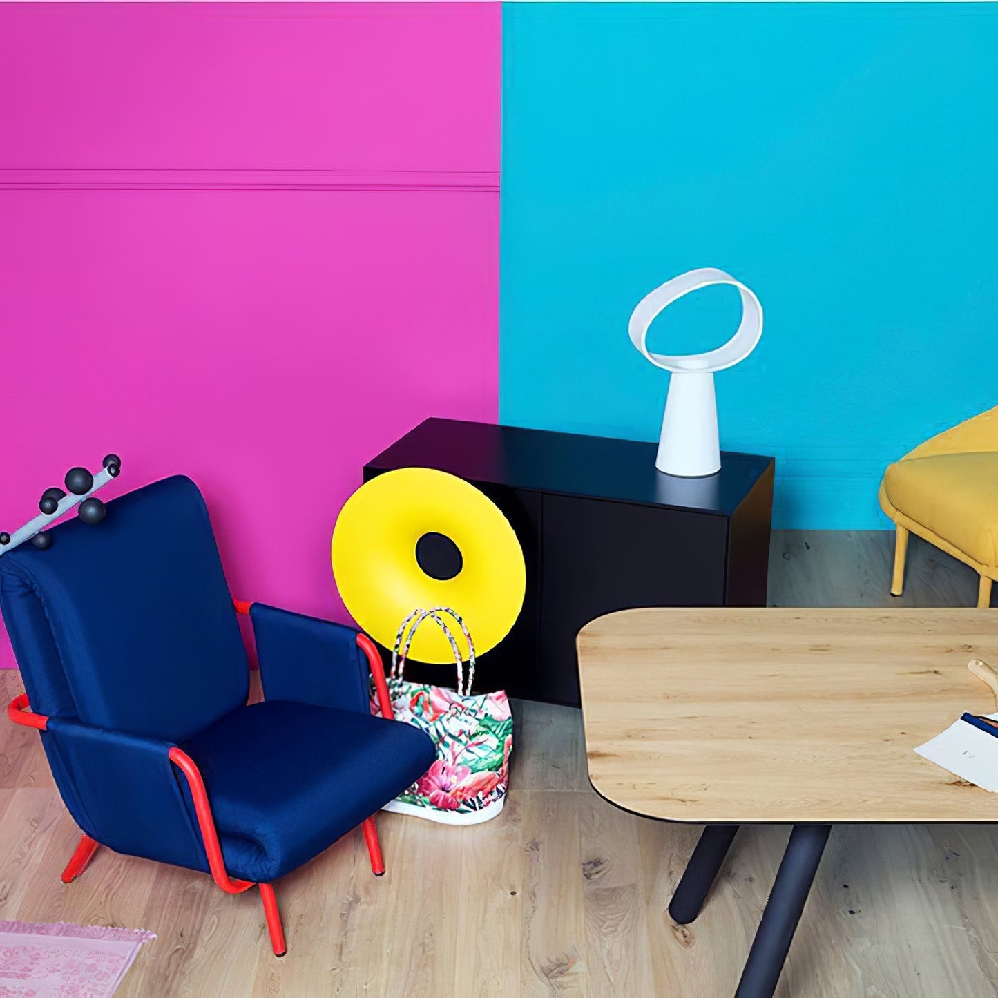 EclipseGlow - Lampada da Tavolo con Design Elegante e Illuminazione Atmosferica