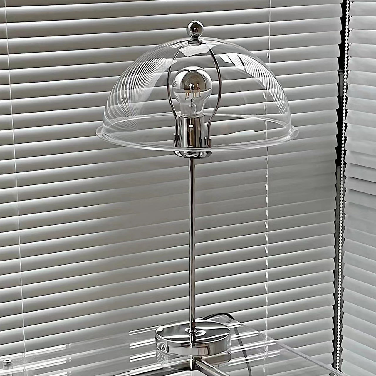 LuxeLight – Elegante Lámpara de Mesa Plateada con Acentos de Acrílico