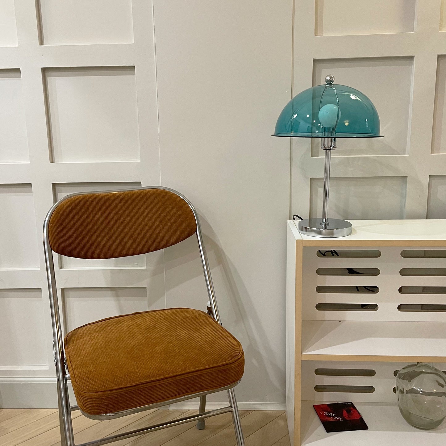 LuxeLight – Elegante Lámpara de Mesa Plateada con Acentos de Acrílico