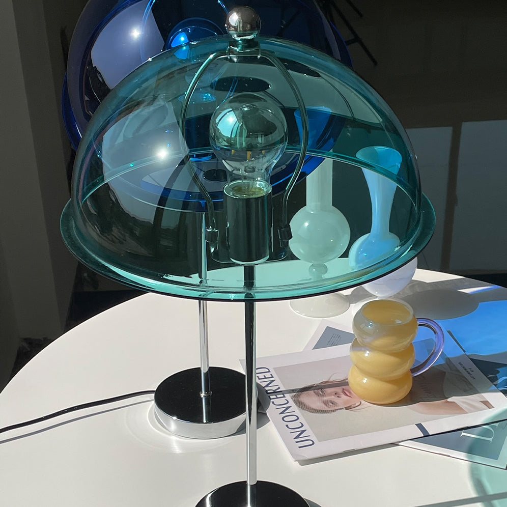 LuxeLight – Elegante Lámpara de Mesa Plateada con Acentos de Acrílico