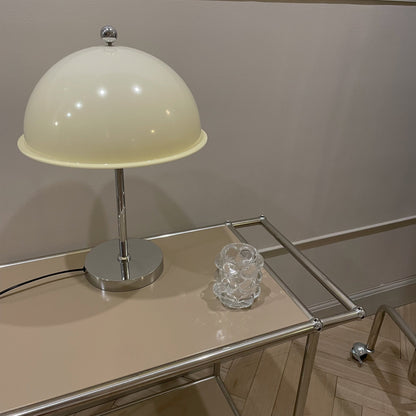 LuxeLight – Elegante Lámpara de Mesa Plateada con Acentos de Acrílico