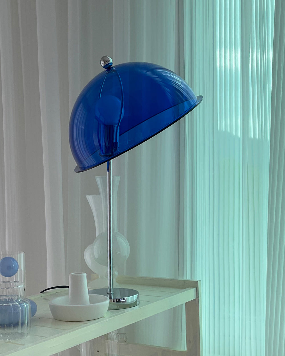 LuxeLight – Elegante Lámpara de Mesa Plateada con Acentos de Acrílico