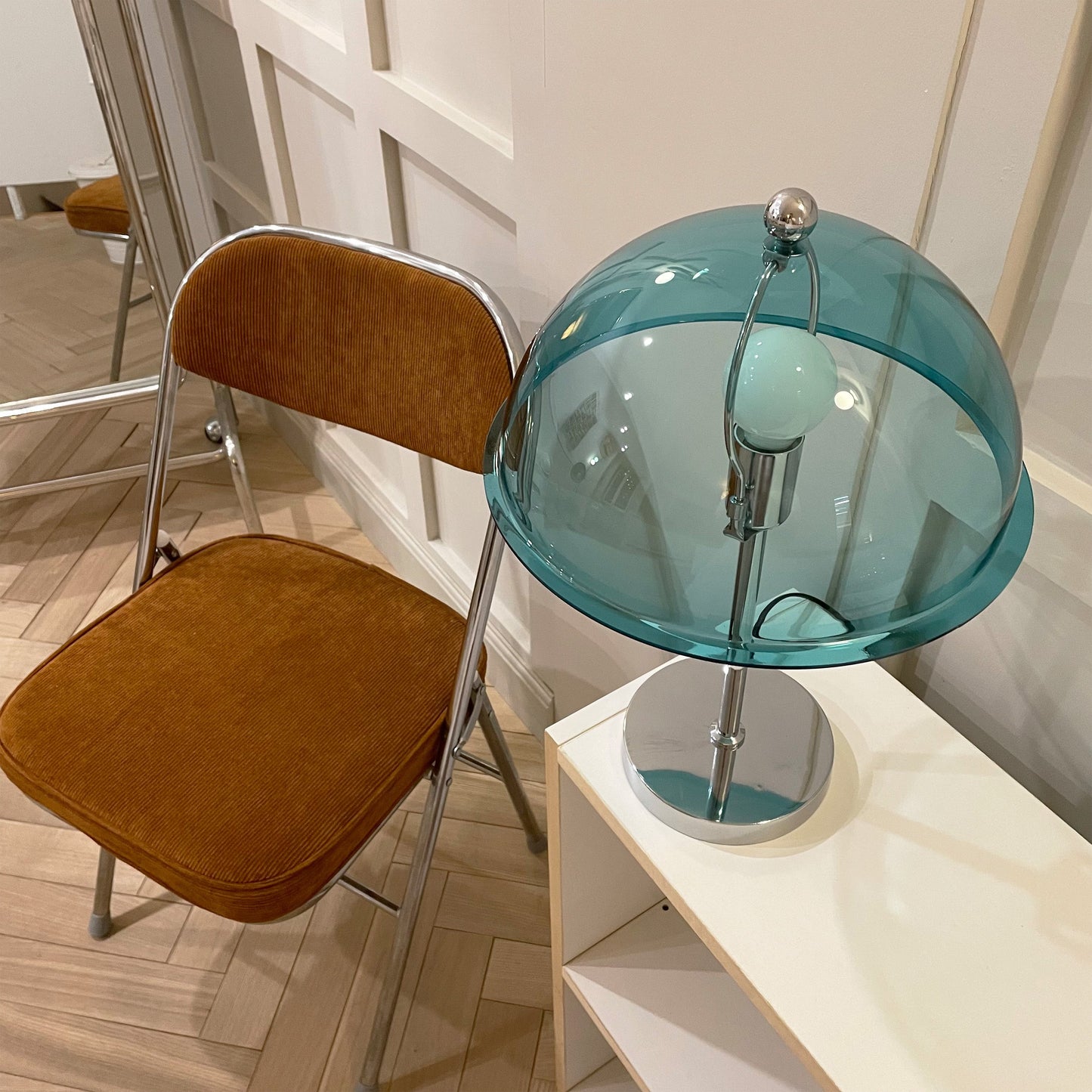 LuxeLight – Elegante Lámpara de Mesa Plateada con Acentos de Acrílico