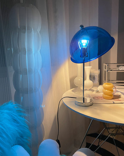 LuxeLight – Elegante Lámpara de Mesa Plateada con Acentos de Acrílico