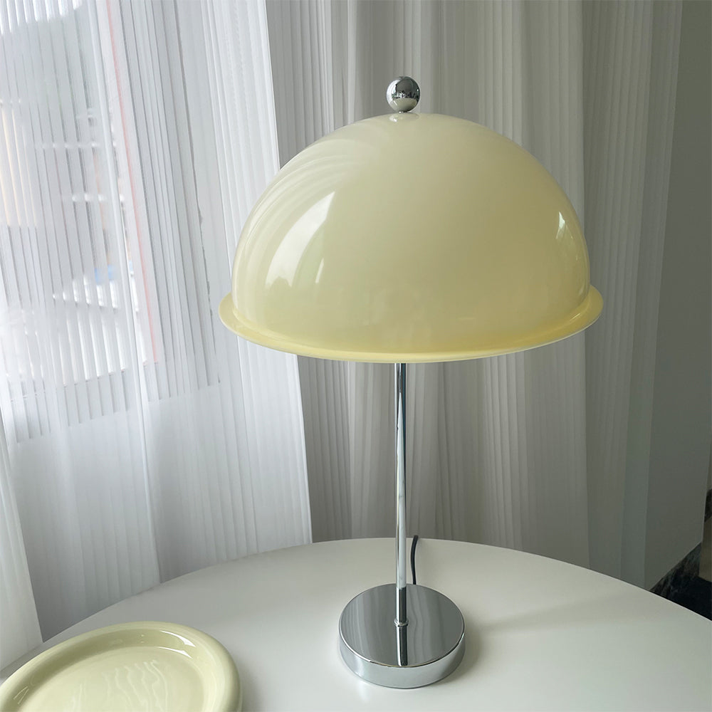 LuxeLight – Elegante Lámpara de Mesa Plateada con Acentos de Acrílico