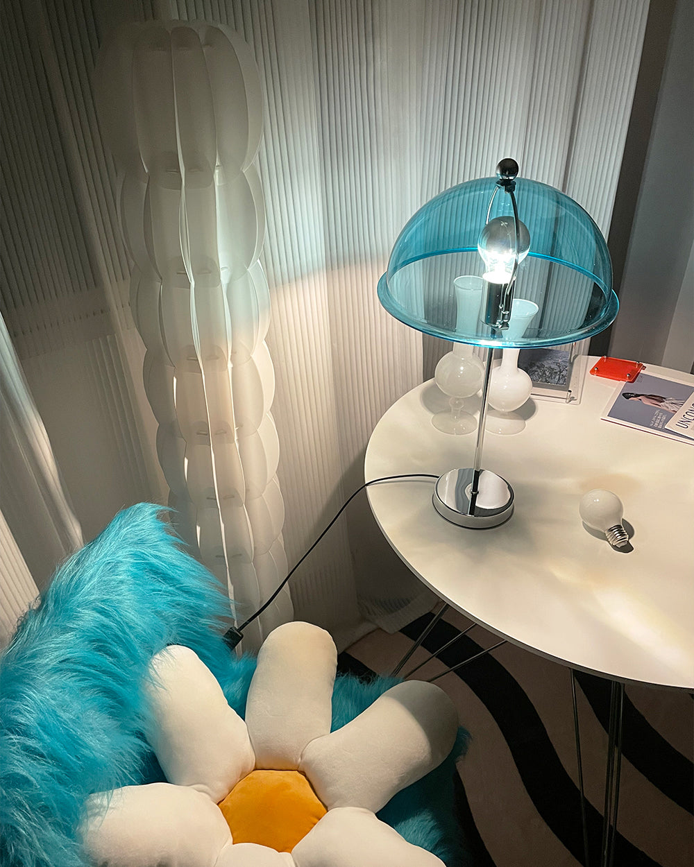 LuxeLight – Elegante Lámpara de Mesa Plateada con Acentos de Acrílico