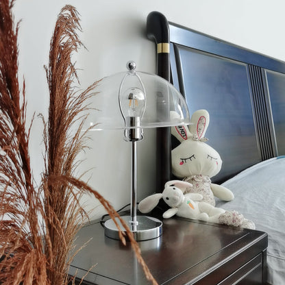 LuxeLight – Elegante Lámpara de Mesa Plateada con Acentos de Acrílico