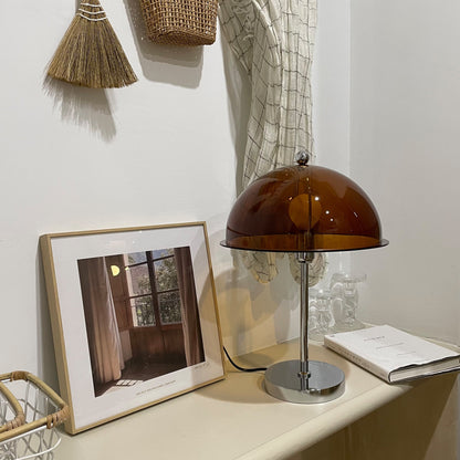 LuxeLight – Elegante Lámpara de Mesa Plateada con Acentos de Acrílico