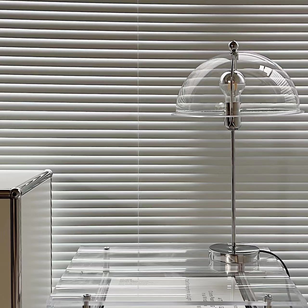 LuxeLight – Elegante Lámpara de Mesa Plateada con Acentos de Acrílico