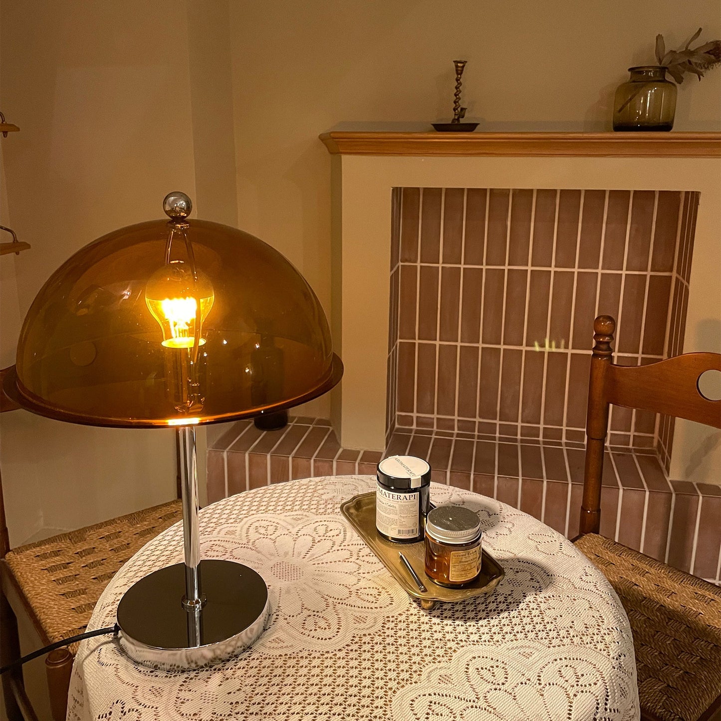 LuxeLight – Elegante Lámpara de Mesa Plateada con Acentos de Acrílico