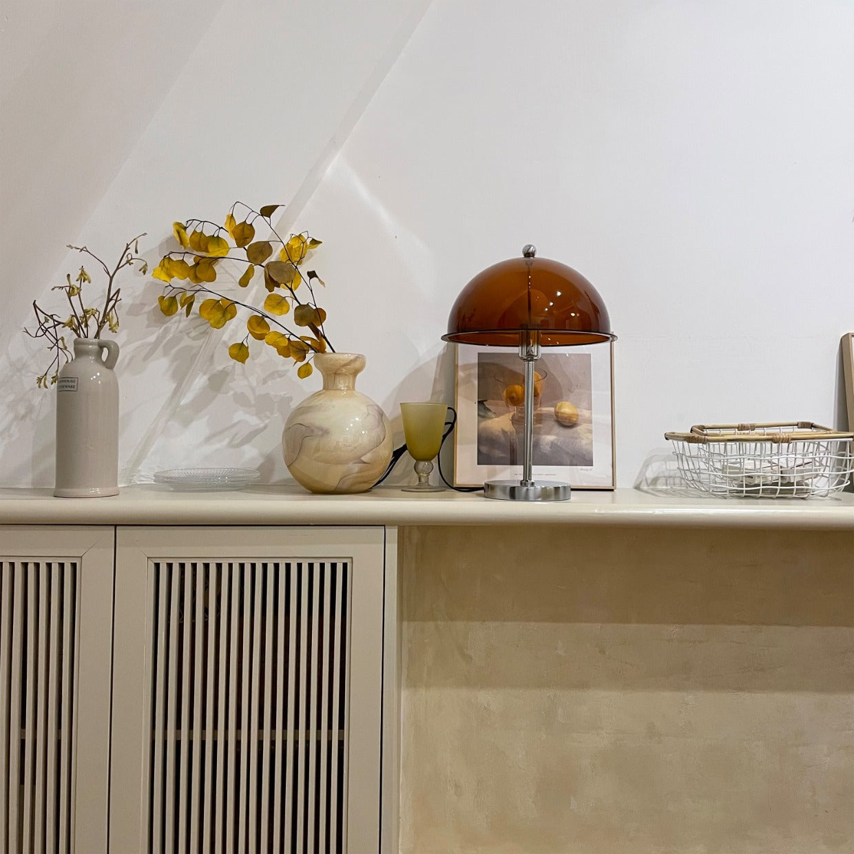 LuxeLight – Elegante Lámpara de Mesa Plateada con Acentos de Acrílico