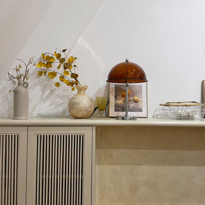 LuxeLight – Elegante Lámpara de Mesa Plateada con Acentos de Acrílico