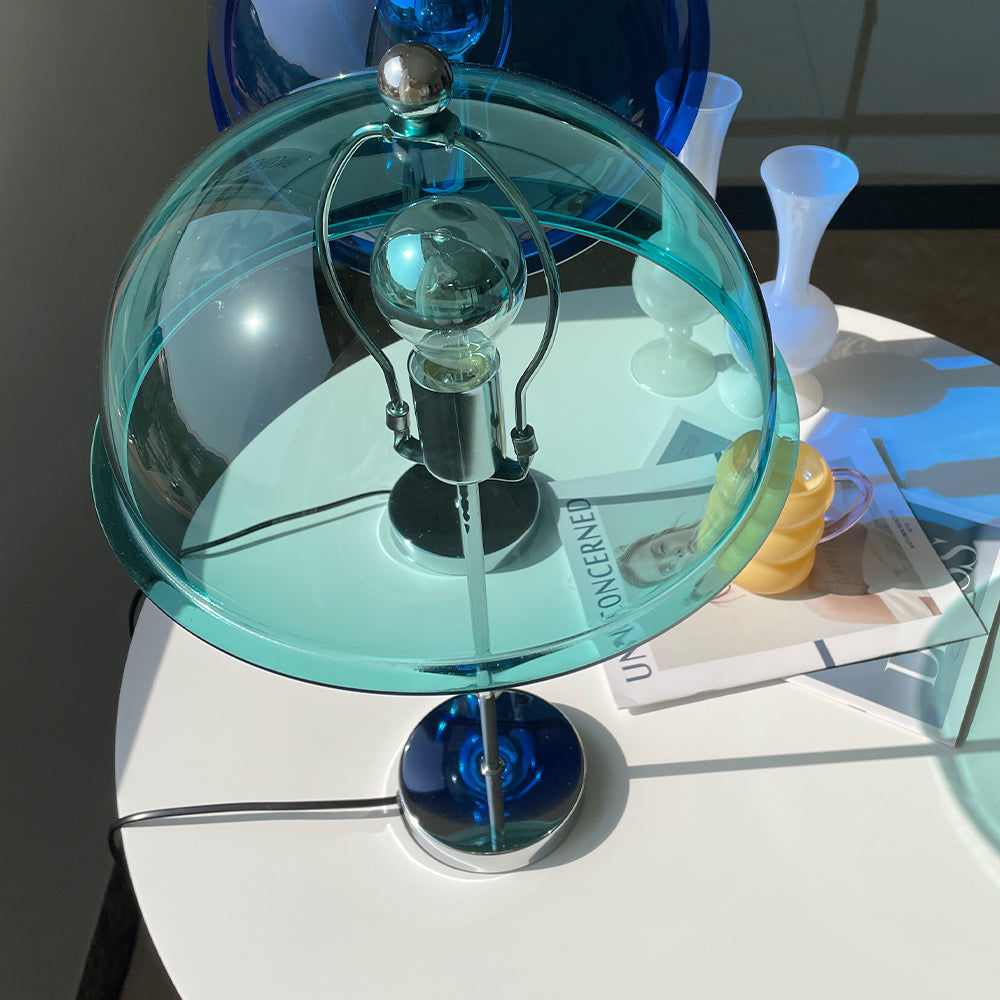 LuxeLight – Elegante Lámpara de Mesa Plateada con Acentos de Acrílico