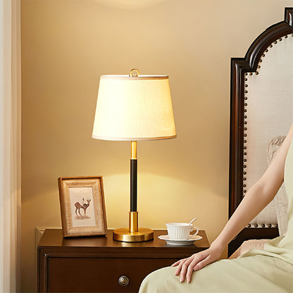 RadiantBrass – Luksuriøs Messing Bordlampe med Varm Glød