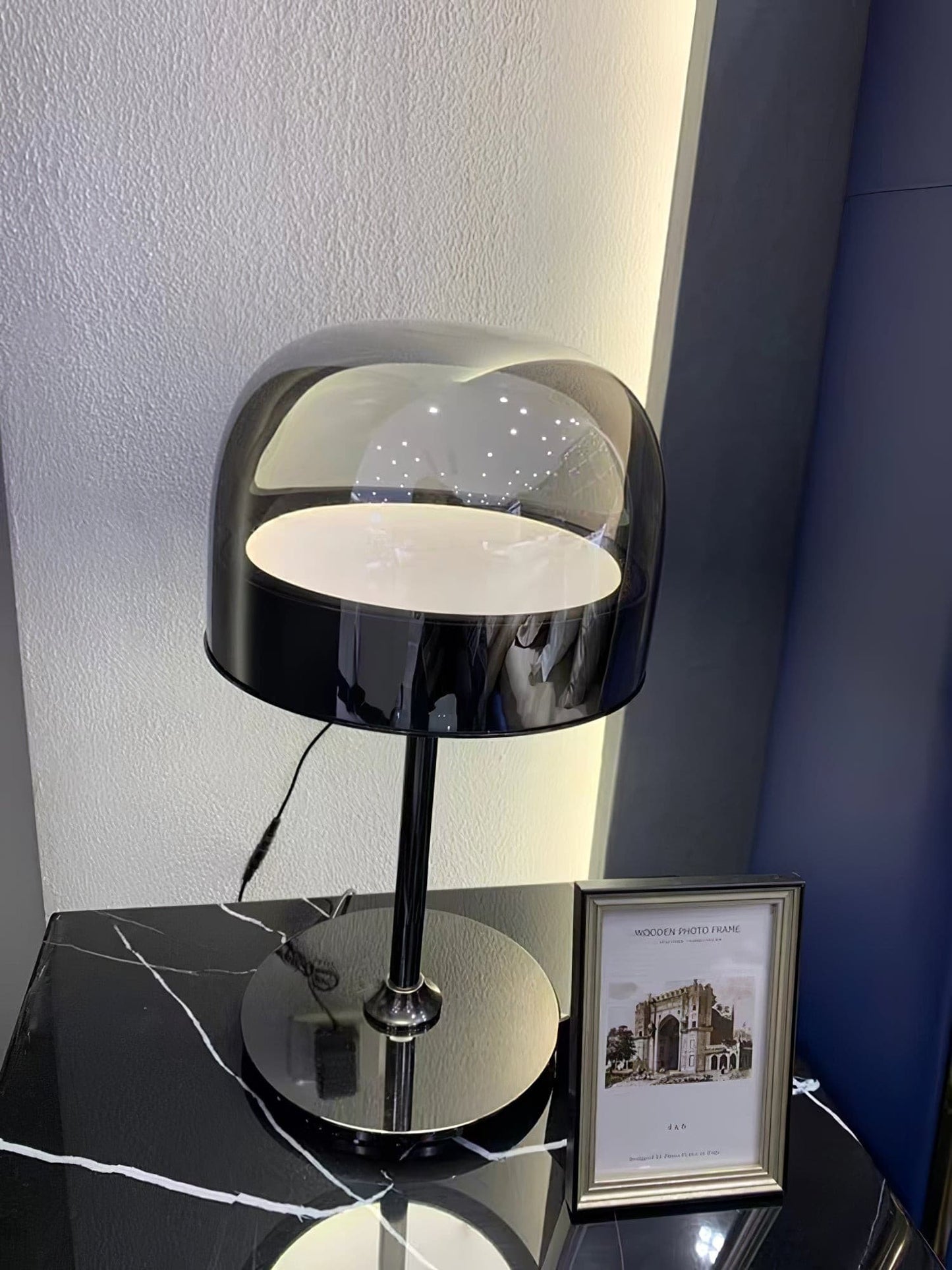 SereneGlow - Lampada da Tavolo con Design Armonioso e Diffusione di Luce Morbida