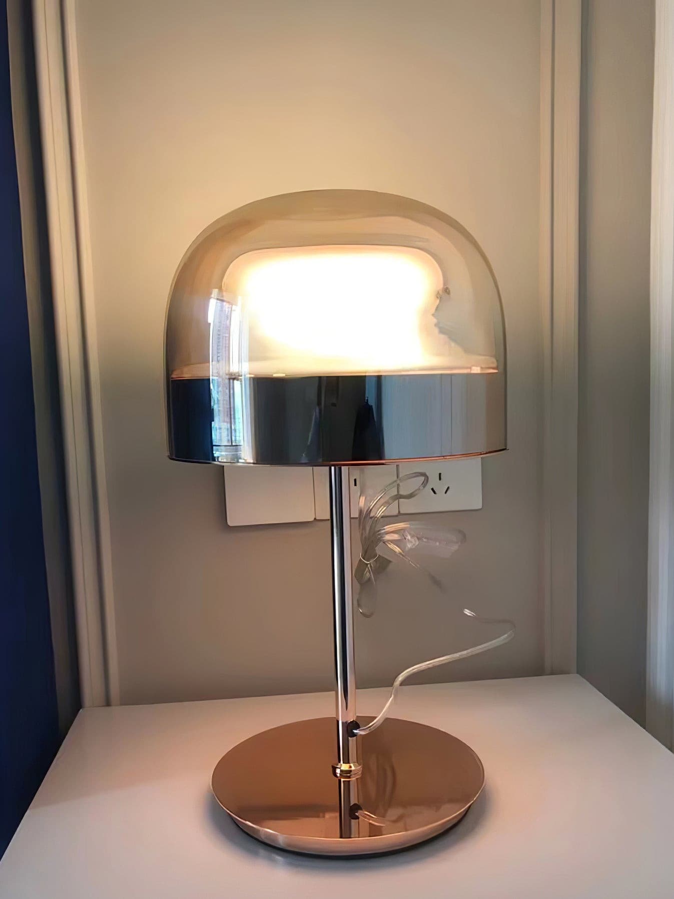 SereneGlow - Lampada da Tavolo con Design Armonioso e Diffusione di Luce Morbida