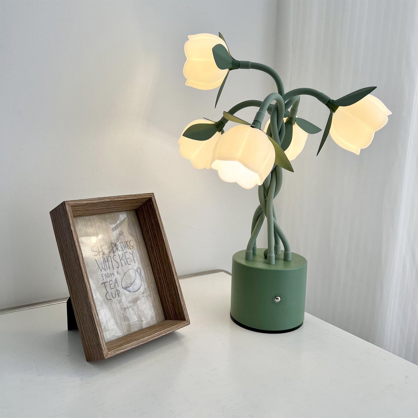 PetalAura – Sculptural Floral Table Lamp