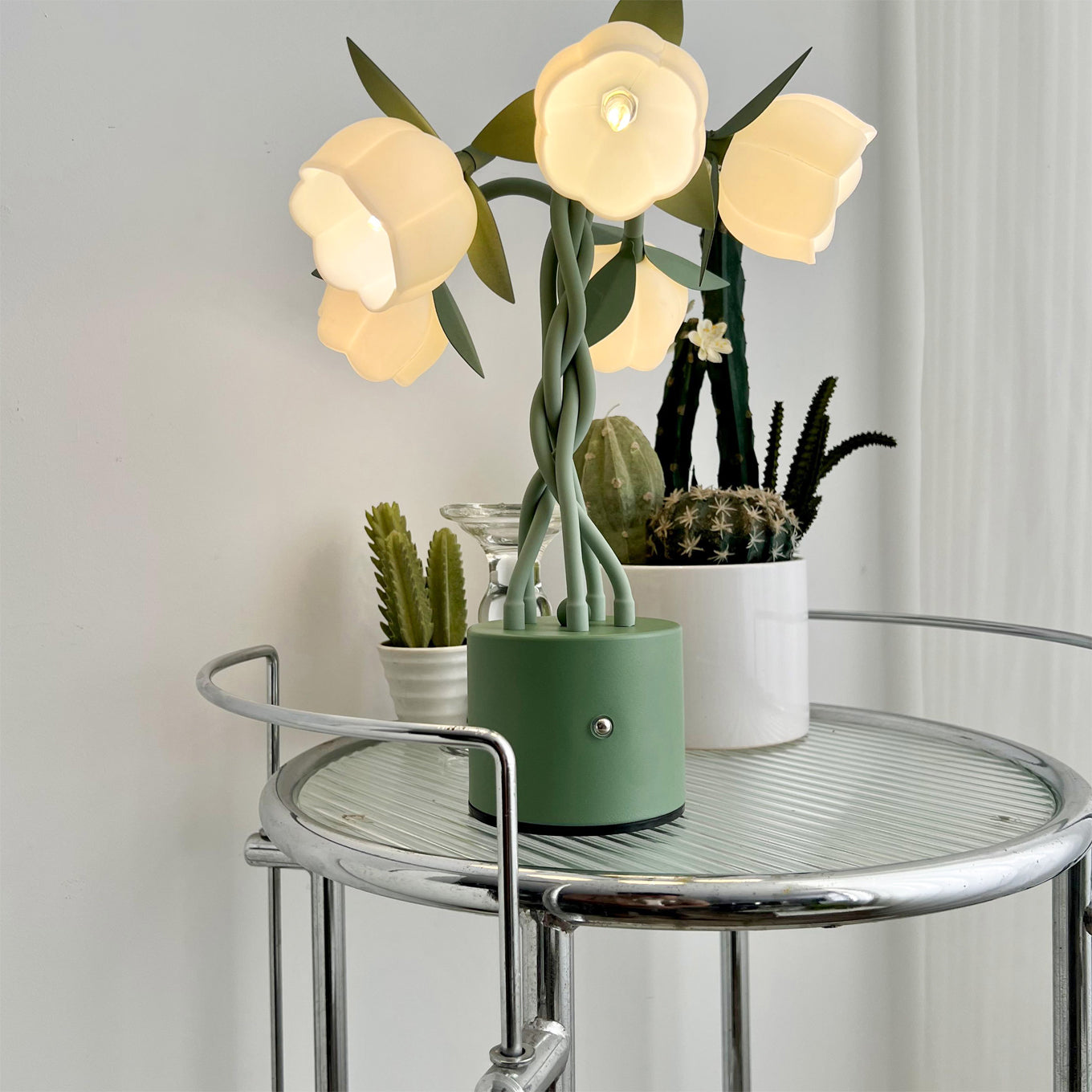 PetalAura – Sculptural Floral Table Lamp