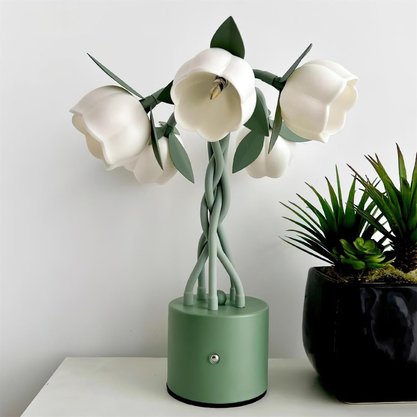 PetalAura – Sculptural Floral Table Lamp
