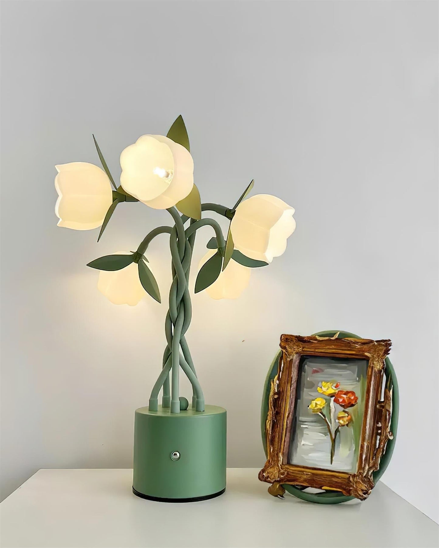 PetalAura – Sculptural Floral Table Lamp