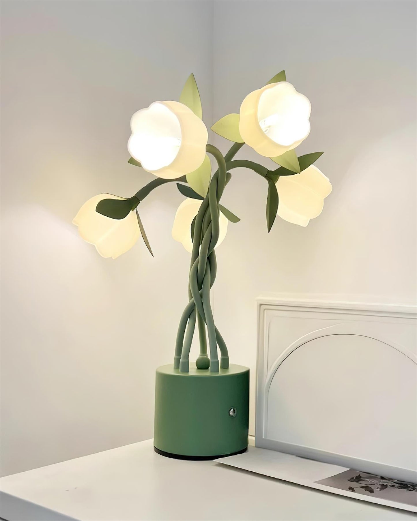PetalAura – Sculptural Floral Table Lamp