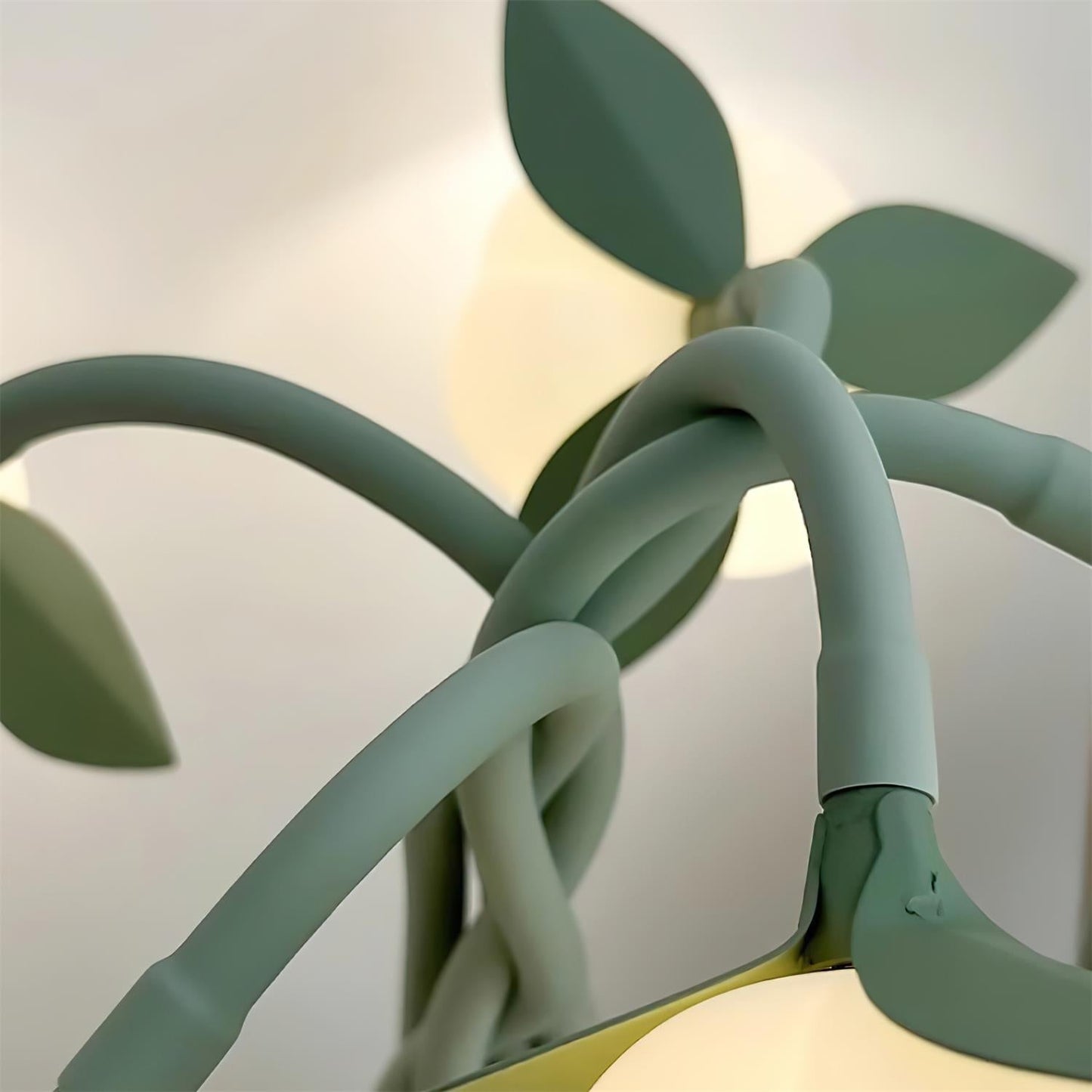 PetalAura – Sculptural Floral Table Lamp